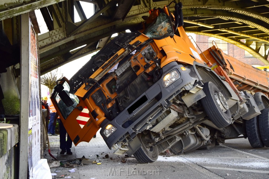 LKW blieb unter Bruecke haengen Koeln Deutz Deutz Muelheimerstr P047.JPG - Miklos Laubert